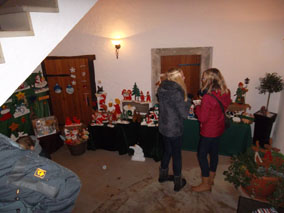 Standplätze im Treppenhaus - hier kommt jeder vorbei.